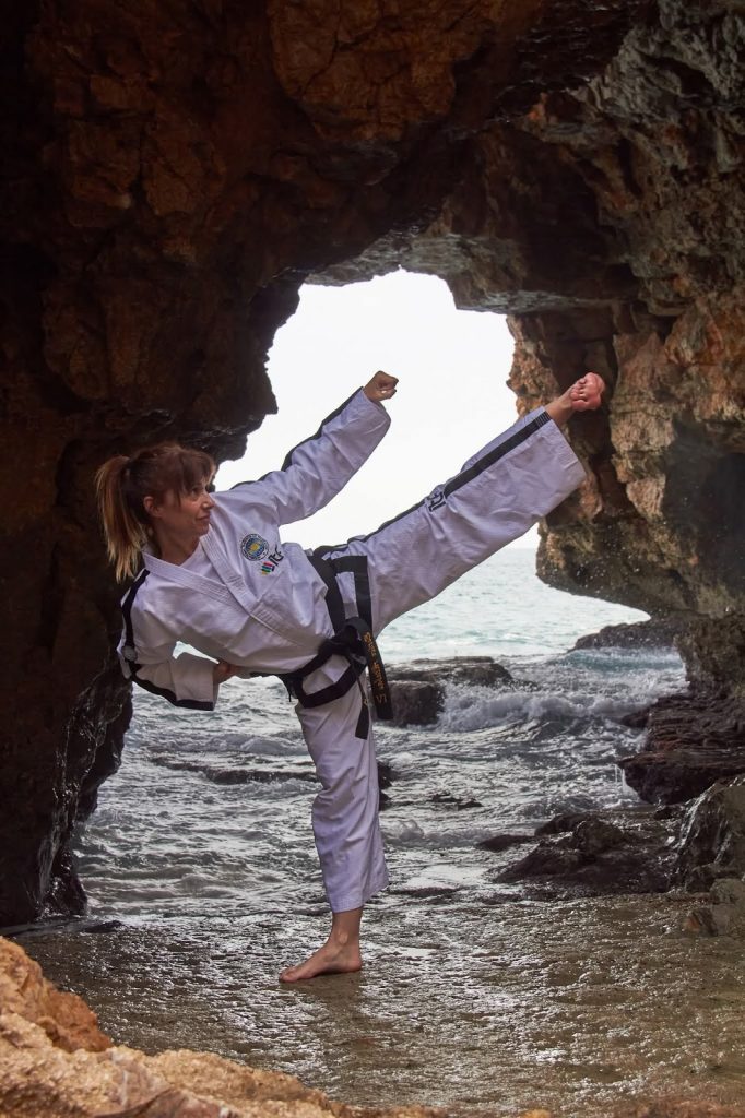 La taekwondista Esther Altabás dando una patada lateral en una cala