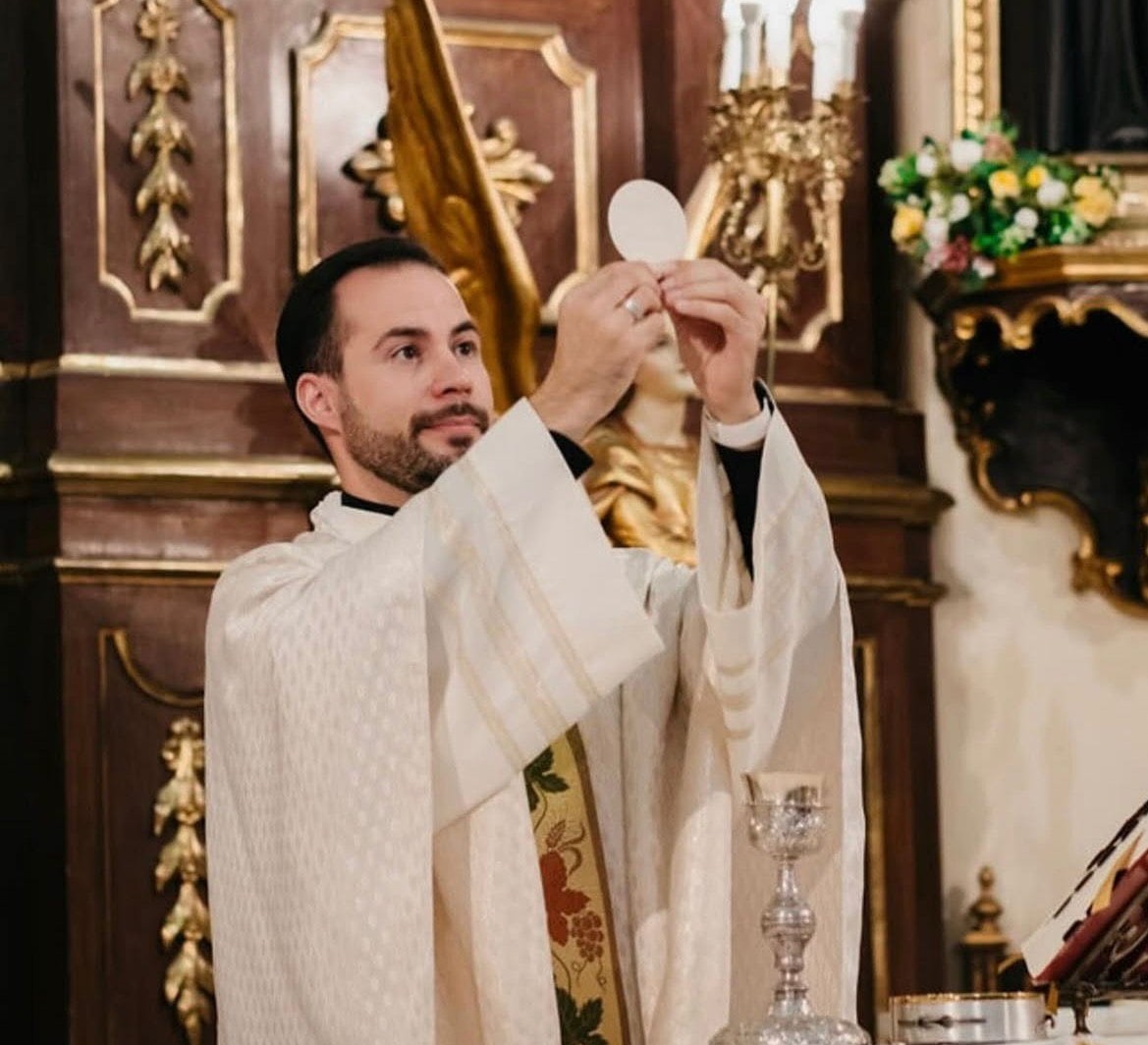 El padre Fidel Gómez celebrando la eucaristía.