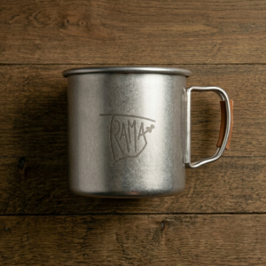 taza de metal con el logo de TRAMA