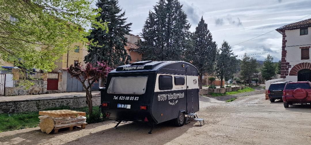 La autocaravana de Ruth Blasco en la que lleva a cabo sus servicios de peluquería aparcada en un pueblo.