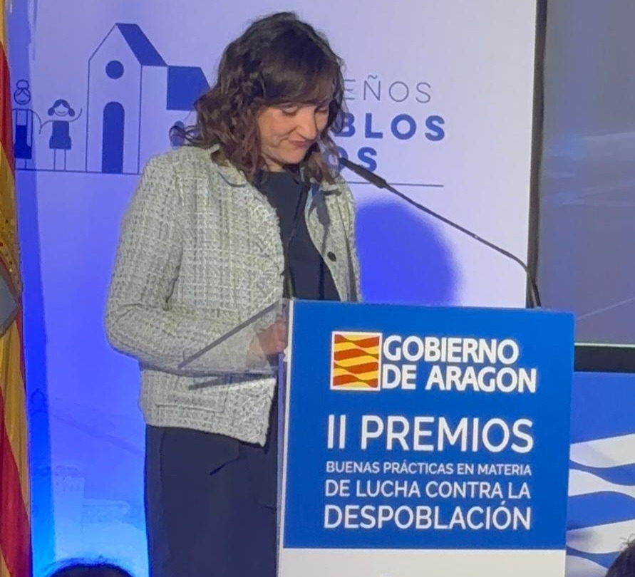 Ana Marcén recibiendo el premio a las Buenas Prácticas en Materia de Despoblación del Gobierno de Aragón.