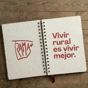 Libreta de hojas recicladas con anillas y el logo y claim de la marca TRAMA