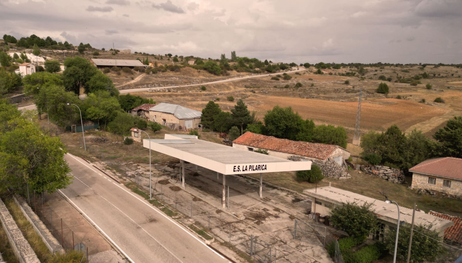 Foto antigua de la gasolinera en un paisaje rural