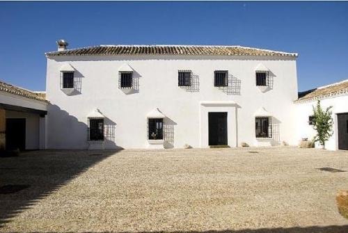 Vivienda popular castellana de dos plantas, con fachada encalada en blanco y cubierta de teja árabe