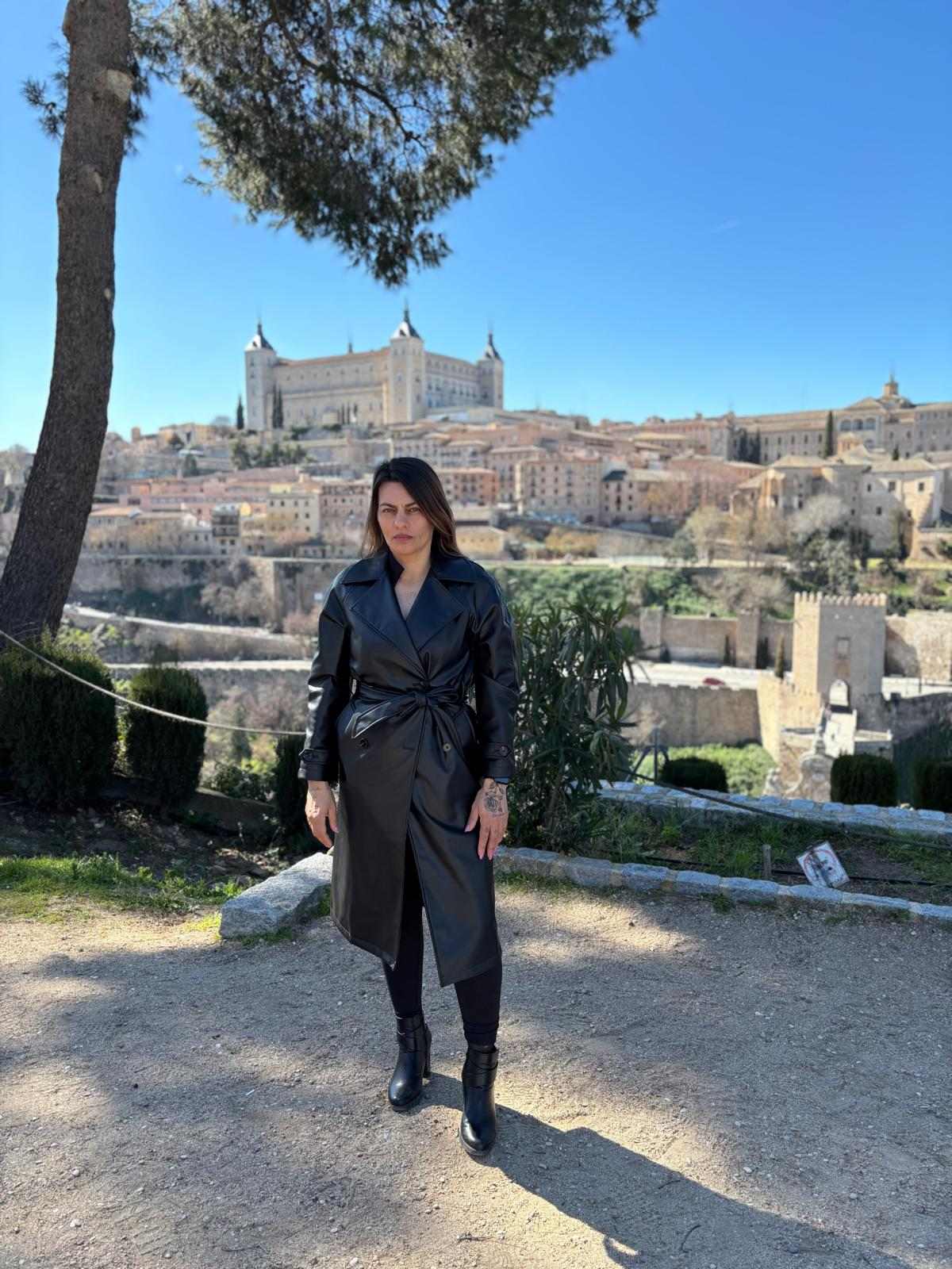 Yanina Chiora, CEO de Wanderlust Rural, posa con abrigo negro ante la ciudad de Toledo con el Alcázar al fondo. La comunidad fundada por Yanina Chiora estrena un proyecto centrado en las tres provincias menos pobladas de Europa para conectar empleo, relevo de negocios y nuevos habitantes. Wanderlust Rural, una de las mayores comunidades digitales dedicadas a la repoblación de la España vaciada, prepara su próximo gran paso. Se llama Porvenir y aterrizará en Soria, Cuenca y Teruel, las tres provincias con menor densidad de población de la Unión Europea, para trabajar "en profundidad" el relevo de negocios, el empleo y el asentamiento de nuevos vecinos. "Vamos a estar muy enfocados en estas tres provincias, en el tema del relevo, del empleo y el asentamiento de nuevos habitantes", explica su fundadora y directora, Yanina Chiora, en una entrevista con TRAMA. El proyecto se desarrollará "en alianza con grupos de acción local, ayuntamientos, asociaciones y fundaciones" de la conocida como Serranía Celtibérica, y volcará en la red toda la información que esos pueblos necesiten difundir "para que llegue a la persona correcta". Una comunidad que nació en Italia Chiora, italoargentina afincada en Soria, empezó a trabajar la despoblación hace cinco años, primero en Italia. "Empecé trabajando en la despoblación italiana, con algunos comunes que buscaban gente para repoblar, que vendían casas a un euro, todos esos programas que en Italia sí existen de verdad", recuerda. Hace poco más de dos años decidió volcar esa actividad en las redes a través de vídeos y reels, y el crecimiento se disparó. Hoy Wanderlust es una estructura con varias cuentas: la comunidad principal, que muestra pueblos e historias; Wanderlust Oportunidad Rural, más reciente y centrada en relevos de negocio y ofertas de empleo; y Wanderlust Borgo Vivo, dedicada específicamente a los pueblos italianos. En conjunto, sumando Instagram, Facebook y TikTok, la comunidad roza el medio millón de seguidores y recibe, según Chiora, "más de 30.000 solicitudes al día" de personas que buscan un negocio para relevar, un empleo, una casa o, sobre todo, "un cambio de vida". Más de la mitad de quienes escriben son españoles que viven en grandes ciudades o que residen fuera y quieren volver. El resto llega, sobre todo, desde Latinoamérica —Argentina, Cuba, Colombia, Venezuela— y otros países de la Unión Europea. Un puente gratuito entre pueblos y personas El funcionamiento es el de un puente. La persona interesada rellena uno de los formularios de la web —según busque negocio, empleo, emprender o simplemente mudarse— y Wanderlust la pone en contacto con el pueblo o la oportunidad cuando es posible. "Hay mucho de lo que difundimos que es solo difusión, para que la gente llame, se ocupe y vaya a conocer la zona", matiza Chiora. La comunidad tiene ya cerca de 2.000 pueblos y comarcas difundidos. Chiora insiste en que el servicio a la comunidad es "totalmente gratuito". La única pata comercial es la del empleo para el sector privado: empresas rurales que necesitan perfiles muy difíciles de cubrir —soldadores, albañiles— y para las que Wanderlust localiza candidatos. En esa línea trabaja con convenios como el de una asociación cubana que conecta a retornados con nacionalidad española, o con la Fundación Cepaim a nivel nacional. Los resultados, dice, se miden en personas. "No tengo un número, pero son cientos de familias" las que se han instalado en el medio rural en estos años. En cuanto a negocios, cifra en unos 200 los relevos generacionales logrados en los dos últimos años en Ávila, Salamanca y Soria a través de las difusiones. Arenillas, el caso que lo resume todo Si un ejemplo condensa el fenómeno, es el de Arenillas, un pueblo soriano de unos 40 habitantes que ofrecía vivienda rehabilitada, empleo de albañil y la gestión del bar social a una familia dispuesta a empadronarse. Chiora ayudó a difundir la oferta. "En una semana se apuntaron 700 familias", cuenta. La convocatoria acabó saltando a medios internacionales y desbordando por completo al municipio. La familia elegida ya vive y trabaja allí. "Todas estas cosas a mí me llenan mucho. Se crea una ilusión y una expectativa enorme, y me hacen pensar que hay que seguir adelante porque hay muchísimo interés por los pueblos", reflexiona. "Aquí nadie te regala nada" Frente a la viralidad de ofertas como la de Arenillas, Chiora es tajante contra el mito de la casa gratis. "Mucha gente me pregunta si es verdad que te dan todo gratis. No, aquí nadie te regala absolutamente nada. Tienes que venir a ganarte la vida como lo haces en tu país o en cualquier otro lado", advierte. La misma honestidad aplica a la migración. En semanas marcadas por tragedias como la de La Guaira, en Venezuela, muchas personas han contactado con la comunidad pidiendo ayuda. Chiora recuerda que Wanderlust solo puede trabajar con quien tenga documentación para venir: "Intentamos siempre inculcar una migración ordenada y viable. Sin documentación es muy complicado". Su objetivo, sostiene, no es llenar los pueblos de gente, sino que quien llegue se quede. "No queremos llenar los pueblos de miles de personas. Lo que se puede hacer con una comunicación efectiva es que quien llegue aporte y se quede, que el arraigo sea real", concluye. Y remata, preguntada por el futuro: "Me gustaría repoblar todos los pueblos de España. Con eso ya estaría".