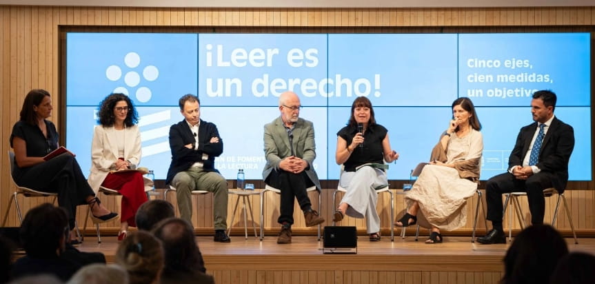 Mesa redonda en el acto de presentación del Plan de Fomento de la Lectura, con la pantalla del evento de fondo