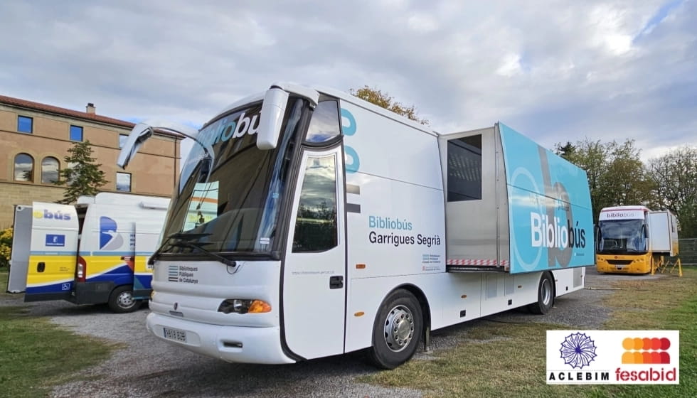Bibliobús de servicio itinerante para pueblos rurales, uno de los vehículos que gestiona ACLEBIM