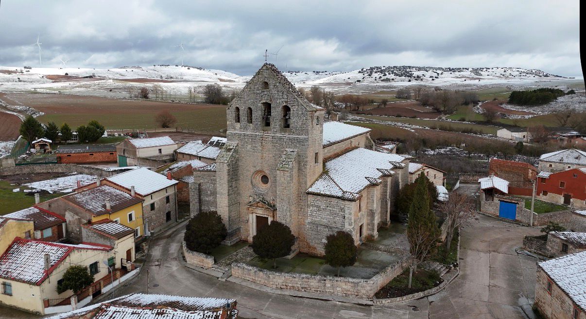 Vista aérea de Mazuela (Burgos) nevado, con su iglesia de piedra en el centro.