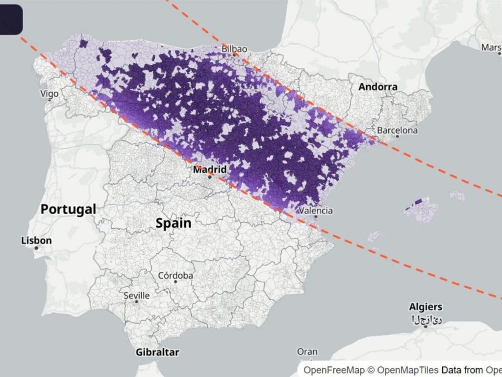 Mapa interactivo de la Península Ibérica que muestra la franja de totalidad del eclipse solar de agosto, resaltada entre dos líneas discontinuas rojas con áreas en diferentes tonalidades de morado sobre España y las Islas Baleares.