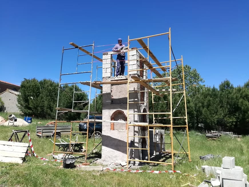 Félix Yáñez sobre un andamio construyendo una estructura de obra en Territorio Artlanza en 2021.