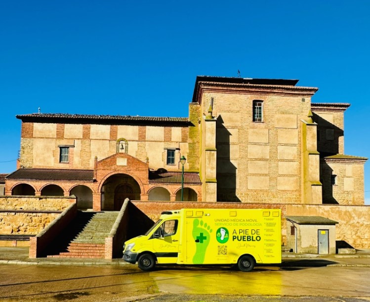Clínica móvil aparcada en un pueblo rural en una de sus rutas de trabajo.