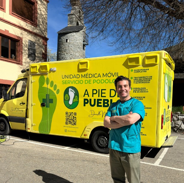 David Muñoz y su clínica móvil 'A pie de pueblo' en un entorno rural.